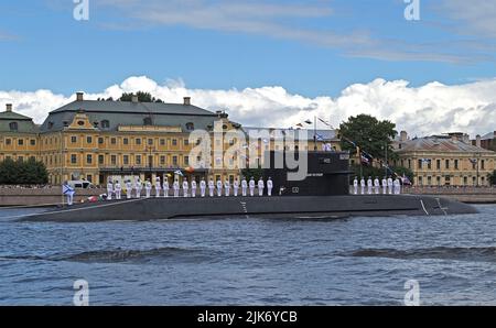 St Petersburgh, Russie. 31st juillet 2022. Le sous-marin diesel-électrique de classe Lada de la Marine russe Sankt Peterburg fait ses voiles dans le défilé annuel de la Journée de la Marine et les célébrations au triage de Kronstadt, à 31 juillet 2022, à Saint-Pétersbourg, en Russie. Credit: Pavel Byrkin/Kremlin Pool/Alay Live News Banque D'Images