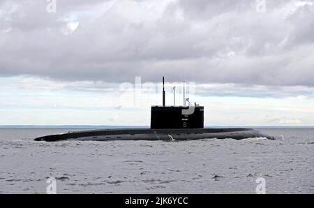 St Petersburgh, Russie. 31st juillet 2022. Le sous-marin diesel-électrique de classe Lada de la Marine russe Sankt Peterburg fait ses voiles dans le défilé annuel de la Journée de la Marine et les célébrations au triage de Kronstadt, à 31 juillet 2022, à Saint-Pétersbourg, en Russie. Credit: Mikhail Klimentyev/Kremlin Pool/Alamy Live News Banque D'Images