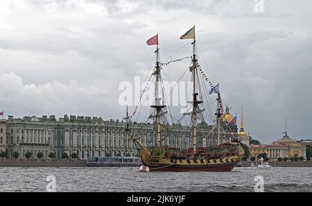 St Petersburgh, Russie. 31st juillet 2022. Le navire russe de formation Poltava, une récréation du cuirassé de 54 armes à feu de 1712, lors de la parade annuelle de la Journée de la Marine et des célébrations sur la rivière Neva, 31 juillet 2022 à Saint-Pétersbourg, en Russie. Credit: Pavel Byrkin/Kremlin Pool/Alay Live News Banque D'Images