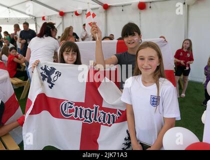 Les fans de Aylesbury United WFC, l'ancien club de Lionesses en avant Ellen White, à Bierton, à Aylesbury, avant la projection de la finale de l'UEFA Women's Euro 2022 au stade Wembley, Londres. Date de la photo: Dimanche 31 juillet 2022. Banque D'Images