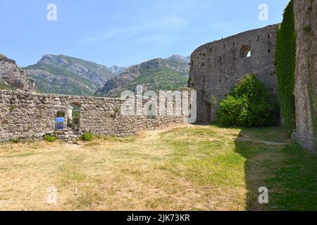 Murs défensifs de la forteresse historique dans la ville de Stari Bar près de la nouvelle ville de Bar. Monténégro, Europe Banque D'Images