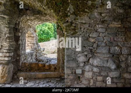 Vestiges de la forteresse historique dans la ville de Stari Bar près de la nouvelle ville de Bar. Monténégro, Europe Banque D'Images