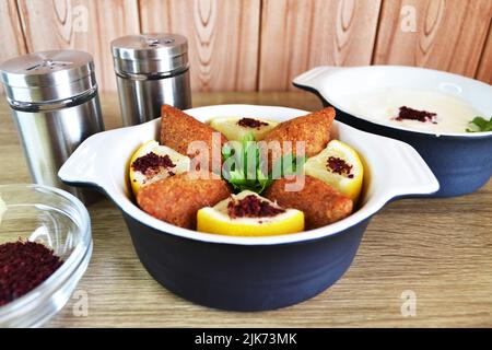 Kubbeh, un hors-d'œuvre du Moyen-Orient servi dans un bol décoré sur une table Banque D'Images