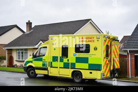 Londonderry, Royaume-Uni, octobre 2017. Une ambulance opérée par le Northern Ireland Ambulance Service s'est arrêtée dans un quartier résidentiel de Londonderry / Derry. Banque D'Images