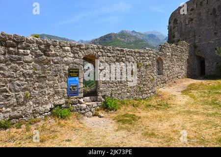 Murs défensifs de la forteresse historique dans la ville de Stari Bar près de la nouvelle ville de Bar. Monténégro, Europe Banque D'Images