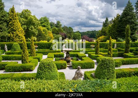 Jardin topiaire dans les jardins de Thornbridge Hall près de Bakewell, Derbyshire, Angleterre. Banque D'Images