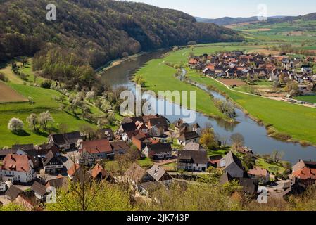 Vue panoramique sur les villages pittoresques de Rühle et Pegestorf, le long de la rivière Weser, Rühler Schweiz, Weserbergland, Allemagne Banque D'Images