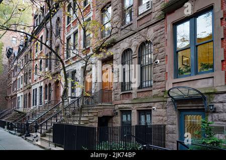 New York, longue rangée de maisons de ville en grès brun Banque D'Images