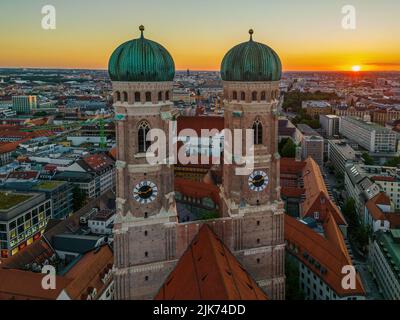 Magnifique coucher de soleil derrière les Tours Frauenkirche à Munich, en Allemagne Banque D'Images