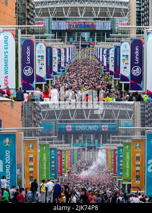 Londres, Royaume-Uni. 31 juillet 2022. Image composite montrant (ci-dessus) les fans d'Angleterre arrivant devant le stade Wembley avant la finale du Championnat d'Europe des femmes (Euro 2022) entre l'Angleterre et l'Allemagne. Le stade devrait être à sa pleine capacité en 87 200, ce qui sera le plus grand nombre de fans à regarder un match des femmes. Une interdiction de l'alcool est en place sur Wembley Way et dans les environs immédiats. La comparaison ci-dessous est l'Euro 2020 final hommes du 11 juillet 2021 crédit: Stephen Chung / Alay Live News Banque D'Images