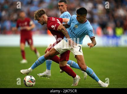 Harvey Elliott (à gauche) de Liverpool et Joao Cancelo de Manchester City se battent pour le ballon lors du match du FA Community Shield au King Power Stadium, à Leicester. Date de la photo: Samedi 30 juillet 2022. Banque D'Images