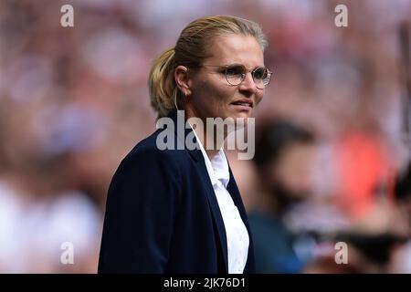 Londres, Royaume-Uni. 31st juillet 2022. Sarina Wiegman, l'équipe de football des femmes d'Angleterre Head Coach regarde sur . UEFA Women's Euro England 2022 final, England Women contre Germany Women au Wembley Stadium de Londres le dimanche 31st juillet 2022. Cette image ne peut être utilisée qu'à des fins éditoriales. Utilisation éditoriale uniquement, licence requise pour une utilisation commerciale. Aucune utilisation dans les Paris, les jeux ou les publications d'un seul club/ligue/joueur. photo par Steffan Bowen/Andrew Orchard sports photographie/Alay Live news crédit: Andrew Orchard sports photographie/Alay Live News Banque D'Images