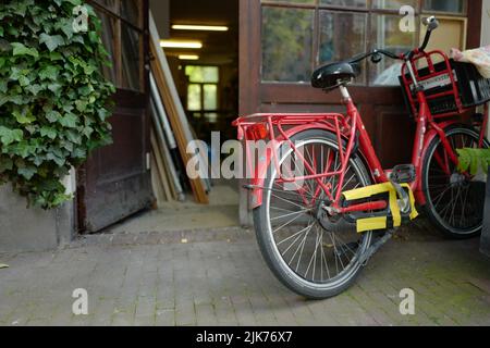 Atelier à Egelantiersgracht à Amsterdam avec vélo rouge Banque D'Images