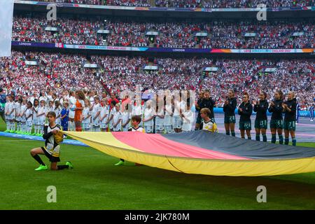 Londres, Royaume-Uni. 31st juillet 2022. 31st juillet 2022; Stade Wembley, Londres, Angleterre: Finale internationale européenne pour femmes, Angleterre contre Allemagne: Les joueurs applaudissant après les hymnes nationaux crédit: Action plus Sports Images/Alamy Live News crédit: Action plus Sports Images/Alamy Live News Banque D'Images