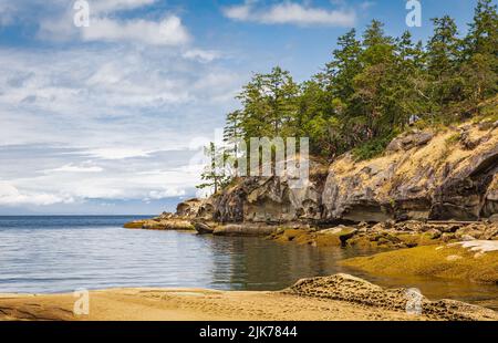 Rocky seashore dans le parc national Pacific Rim, île de Vancouver Colombie-Britannique, Canada. Magnifique paysage de bord de mer à Jack point et Biggs Park Banque D'Images