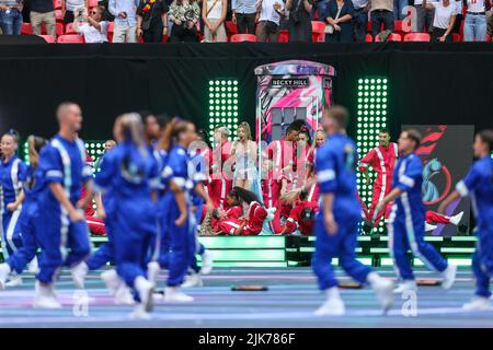 Londres, Royaume-Uni. 31st juillet 2022. 31st juillet 2022 ; Wembley Stadium, Londres, Angleterre : finale internationale européenne pour femmes, Angleterre contre Allemagne : Becky Hill, chanteuse-compositrice primée BRIT, en tête du spectacle de finale de L'UEFA Women's EURO 2022. Crédit: Images de sports action plus/Alamy Live News crédit: Images de sports action plus/Alamy Live News Banque D'Images