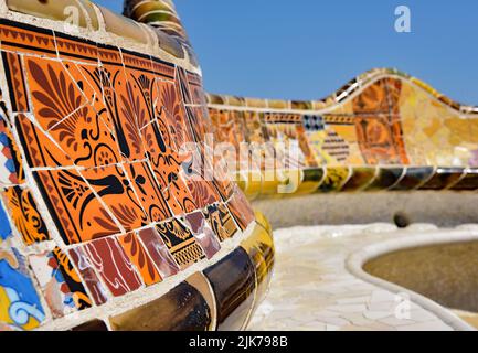 Section d'un banc de 110 mètres, décoré de verre brisé et de carreaux, situé au Park Güell, Barcelone, Catalogne, Espagne, Europe. Banque D'Images