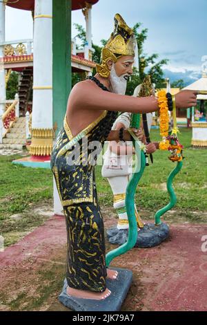 Art populaire thaïlandais : statues de pèlerins dans un temple de village thaïlandais à Phetchabun Banque D'Images