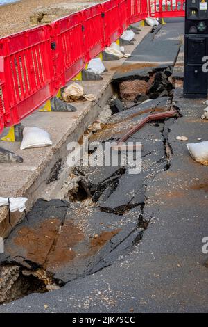 chaussée effondrée sur le front de mer à cowes, tarmac s'effriter sur la voie de circulation, mauvais état des routes, trou apparaissant dans la chaussée sur les voies publiques, Banque D'Images