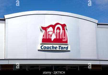 Montréal, Canada - 4 avril 2020 : logo couche-tard sur un bâtiment au-dessus d'un ciel bleu. Couche-tard, est une multinationale canadienne de Convenience sto Banque D'Images