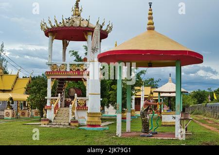 Divers sanctuaires et une tour de tambour dans un village bouddhiste complexe de temples à Phetchabun, Thaïlande Banque D'Images