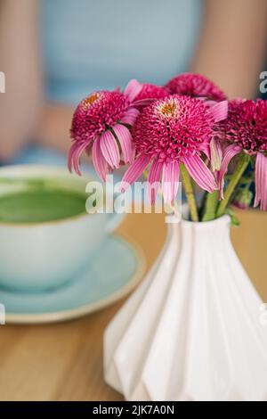 Gros plan, une grande tasse en céramique avec une boisson au matcha vert sur une table en bois. Banque D'Images