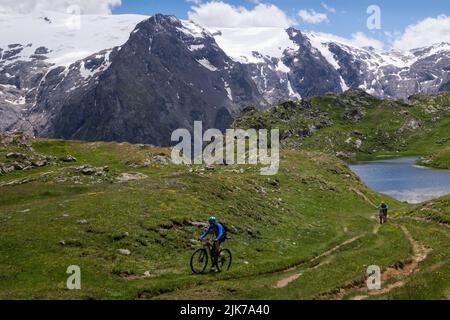 Motards de montagne dans les Alpes françaises (près de la grave). Banque D'Images