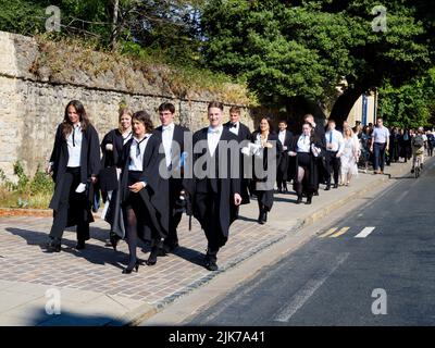 Chaque année, il y a une série de cérémonies de matriculation pour les étudiants de l'Université d'Oxford, avec la pompe, le rituel et beaucoup de joie. Voici une ligne Banque D'Images