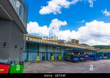 Bath gare routière bâtiment.Bath est la plus grande ville du comté de Somerset, Angleterre, connue pour et nommée d'après ses bains romains. Banque D'Images