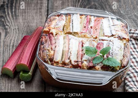 Gâteau fait maison à la rhubarbe en verre sur table en bois Banque D'Images