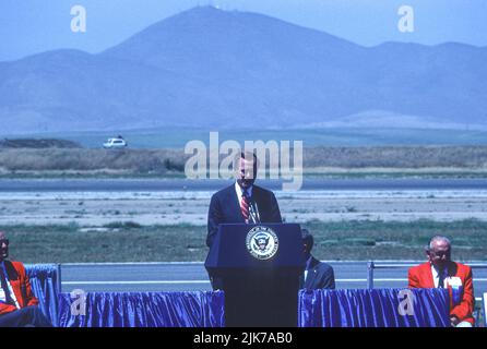 Le vice-président George H W Bush parle lors des cérémonies d'ouverture d'Air Space America à San Diego, en Californie, en mai 1988 Banque D'Images