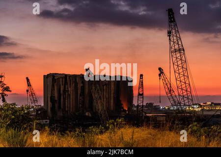 Vue de l'incendie des silos à céréales du port de Beyrouth après leur effondrement partiel sur 31 juillet 2022. Banque D'Images