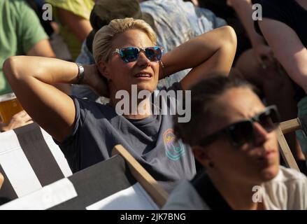Berlin, Allemagne. 31st juillet 2022. De nombreuses personnes regardent la finale européenne de football féminin dans le parc Am Gleisdreieck. Credit: Paul Zinken/dpa/Alay Live News Banque D'Images