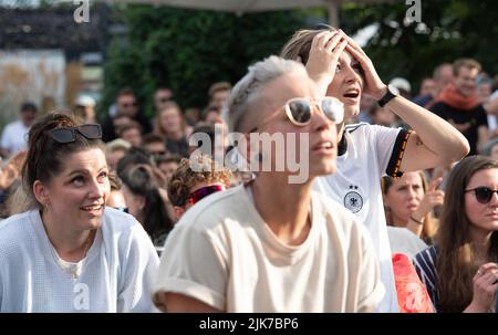 Berlin, Allemagne. 31st juillet 2022. De nombreuses personnes regardent la finale européenne de football féminin dans le parc Am Gleisdreieck. Credit: Paul Zinken/dpa/Alay Live News Banque D'Images