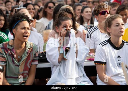 Berlin, Allemagne. 31st juillet 2022. De nombreuses personnes regardent la finale européenne de football féminin dans le parc Am Gleisdreieck. Credit: Paul Zinken/dpa/Alay Live News Banque D'Images