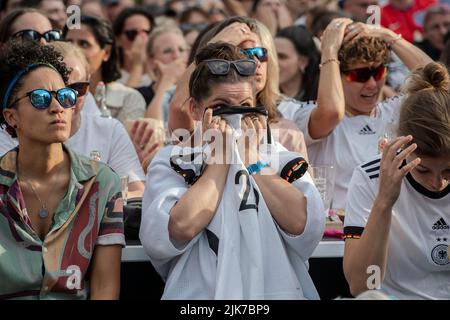 Berlin, Allemagne. 31st juillet 2022. De nombreuses personnes regardent la finale européenne de football féminin dans le parc Am Gleisdreieck. Credit: Paul Zinken/dpa/Alay Live News Banque D'Images