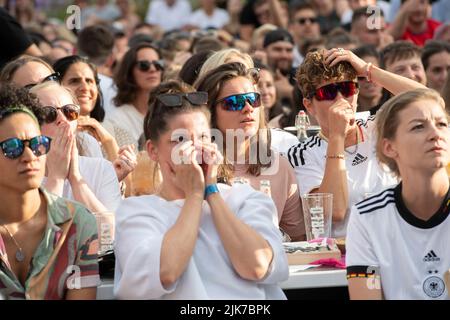 Berlin, Allemagne. 31st juillet 2022. De nombreuses personnes regardent la finale européenne de football féminin dans le parc Am Gleisdreieck. Credit: Paul Zinken/dpa/Alay Live News Banque D'Images
