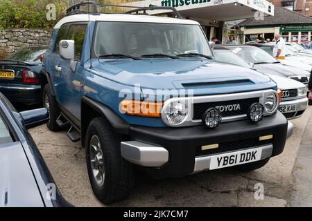 Bleu Toyota FJ Cruiser SUV garé au salon de voitures anciennes dans le Yorkshire Banque D'Images