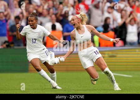 Chloe Kelly (à droite) célèbre avec Nikita Parris après avoir marquant le deuxième but de leur partie lors de la finale de l'UEFA Women's Euro 2022 au stade Wembley, Londres. Date de la photo: Dimanche 31 juillet 2022. Banque D'Images