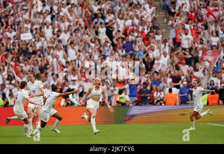 Chloe Kelly (au centre), en Angleterre, célèbre le deuxième but de son match lors de la finale de l'UEFA Women's Euro 2022 au Wembley Stadium, Londres. Date de la photo: Dimanche 31 juillet 2022. Banque D'Images