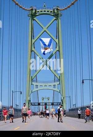 Halifax, Canada. 31 juillet 2022. Au cours d'un bel après-midi ensoleillé, des centaines de personnes prennent leurs chaussures de marche pour prendre le pont Angus MacDonald Memorial Bridge lors de la promenade annuelle du pont. Le pont MacDonald qui relie Halifax à Dartmouth aujourd'hui est libre de voiture pour permettre aux piétons de profiter de la vue sur le port et de marcher d'un côté à l'autre. Credit: Meanderingemu/Alamy Live News Banque D'Images