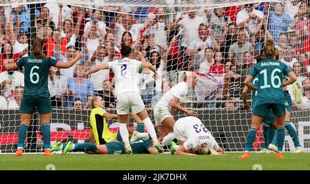 Chloe Kelly (au centre), en Angleterre, célèbre le deuxième but de son équipe lors de la finale de l'UEFA Women's Euro 2022 au Wembley Stadium, Londres. Date de la photo: Dimanche 31 juillet 2022. Banque D'Images