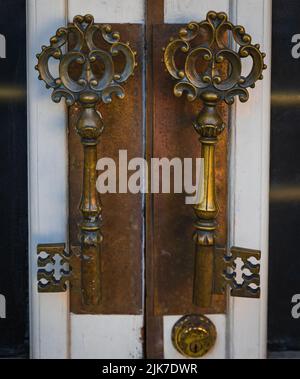 Porte ancienne avec poignées en forme de clé. Porte d'entrée vintage. Personne, vue sur la rue, photo de voyage, mise au point sélective Banque D'Images