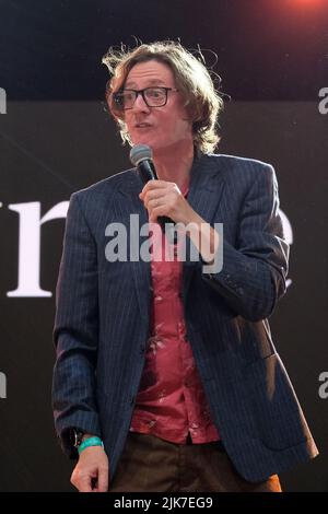 L'acteur et comédien irlandais Edward Cathal Byrne, alias Ed Bryne, réalise un croquis de comédie au festival familial Big Top, Camp Bestival. Edward Cathal Byrne un acteur et comédien irlandais. Il a présenté les émissions de télévision britanniques juste pour rire et uncut! Meilleures annonces invisibles, a été un invité sur de nombreux jeux de panneau de télévision et a paru sur un certain nombre d'émissions de cuisine de télévision. Décidant d'étudier l'horticulture à l'Université de Strathclyde à Glasgow, il a été fait animateur au syndicat des étudiants dans sa deuxième année d'études. Byrne a commencé une soirée de comédie appelée Comedy Cellar i Banque D'Images