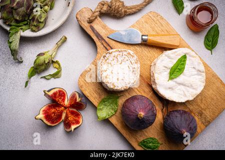 Brie ou camembert avec figues et miel, vue de dessus Banque D'Images