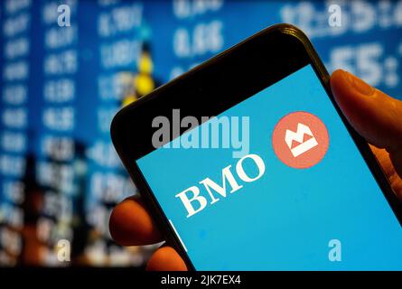Dans cette illustration, le logo de la Banque de Montréal (BMO) de la multinationale canadienne des services bancaires et financiers est affiché sur un écran de téléphone intelligent. Banque D'Images