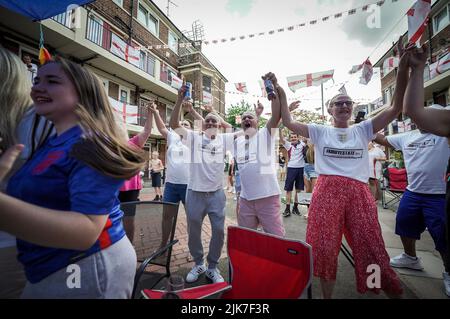 Londres, Royaume-Uni. 31st juillet 2022. UEFA Womens EURO 2022: L'Angleterre contre l'Allemagne. Les résidents de la propriété Kirby à Bermondsey célèbrent à temps plein et les gains des Englands. Credit: Guy Corbishley/Alamy Live News Banque D'Images