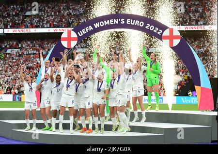 Londres, Royaume-Uni. 10th mai 2021. Londres, Angleterre, 31 juillet 2022: L'Angleterre célèbre l'Euro 22 gagnant lors du match de football de la finale Euro 2022 des femmes de l'UEFA entre l'Angleterre et l'Allemagne au stade Wembley, en Angleterre. (Kevin Hodgson /SPP) crédit: SPP Sport Press photo. /Alamy Live News Banque D'Images