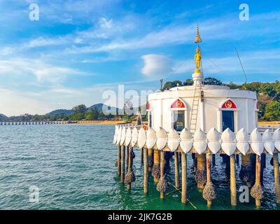 Wat koh Phayam temple sur l'eau à Ranong, Thaïlande Banque D'Images