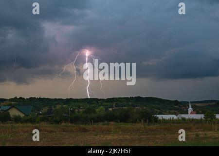 La foudre de jour a été oubliée dans la campagne vallonnée de Transylvanie, Roumanie Banque D'Images